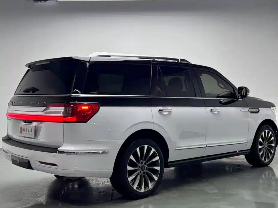 Lincoln Navigator 2018 — фото 20