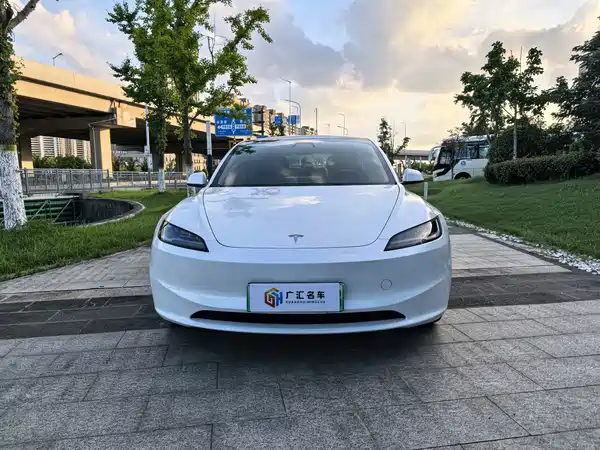 Tesla Model 3 2024