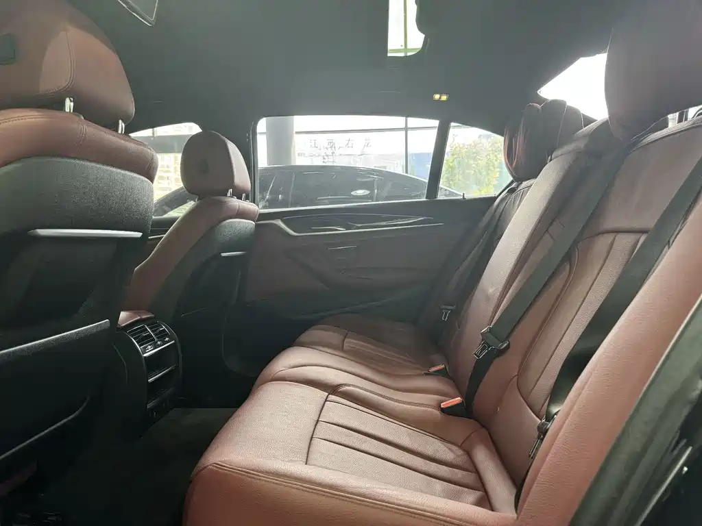 BMW 5 Series 2019 — фото 14