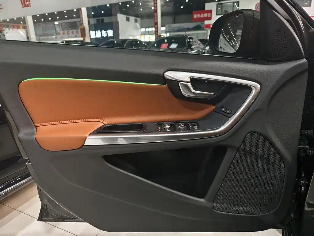 Volvo S60 2019 — фото 14