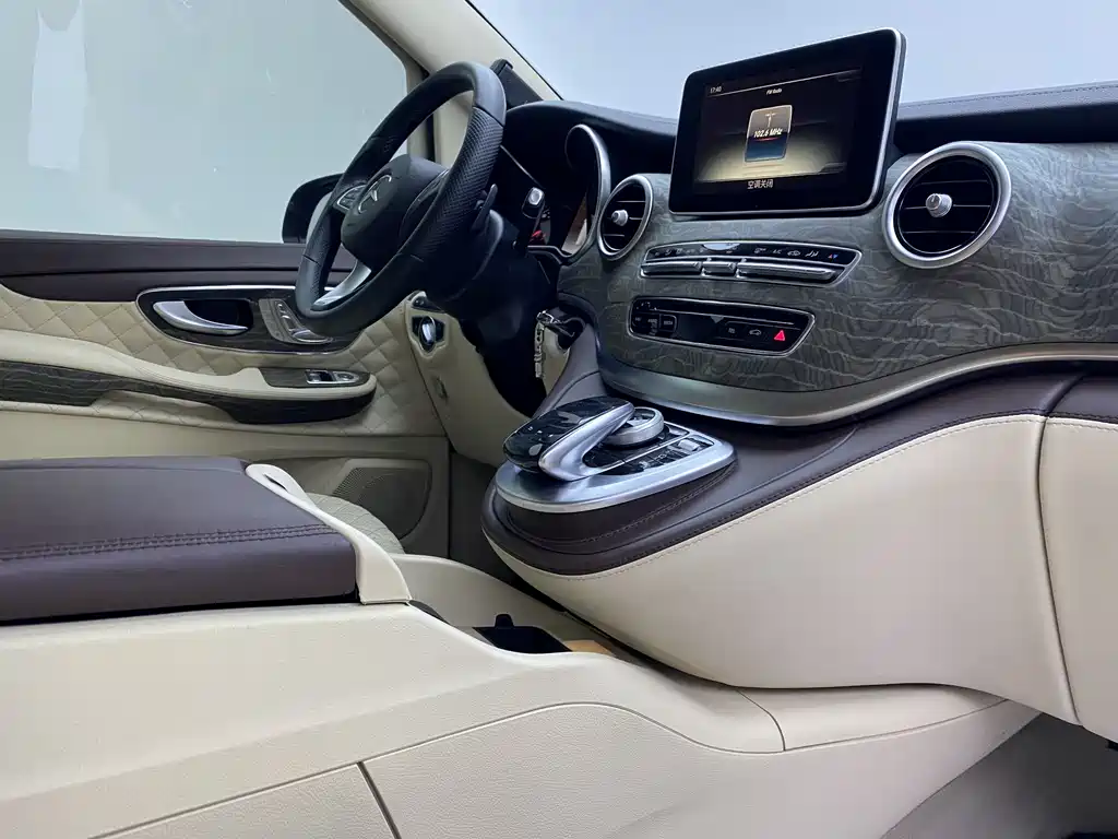 Mercedes-Benz V-Class 2020 — фото 11