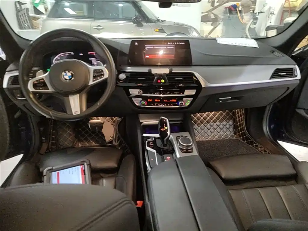 BMW 5 Series 2020 — фото 10