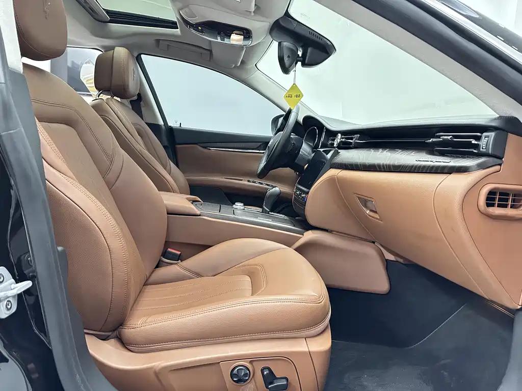 Maserati Quattroporte 2017 — фото 12