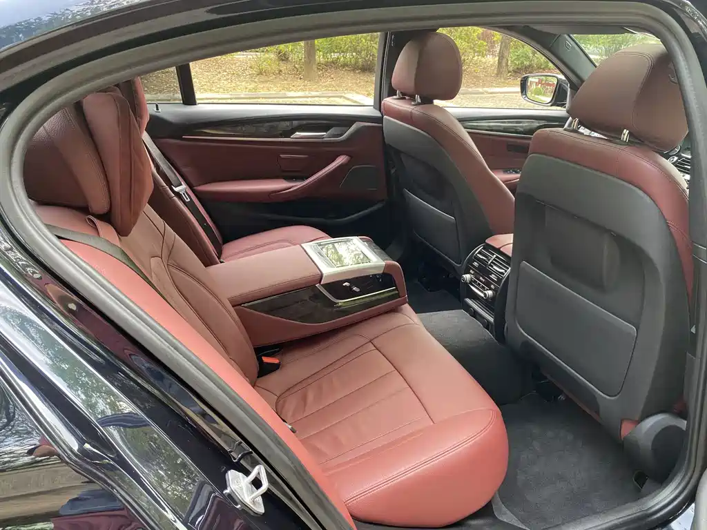 BMW 5 Series 2018 — фото 16