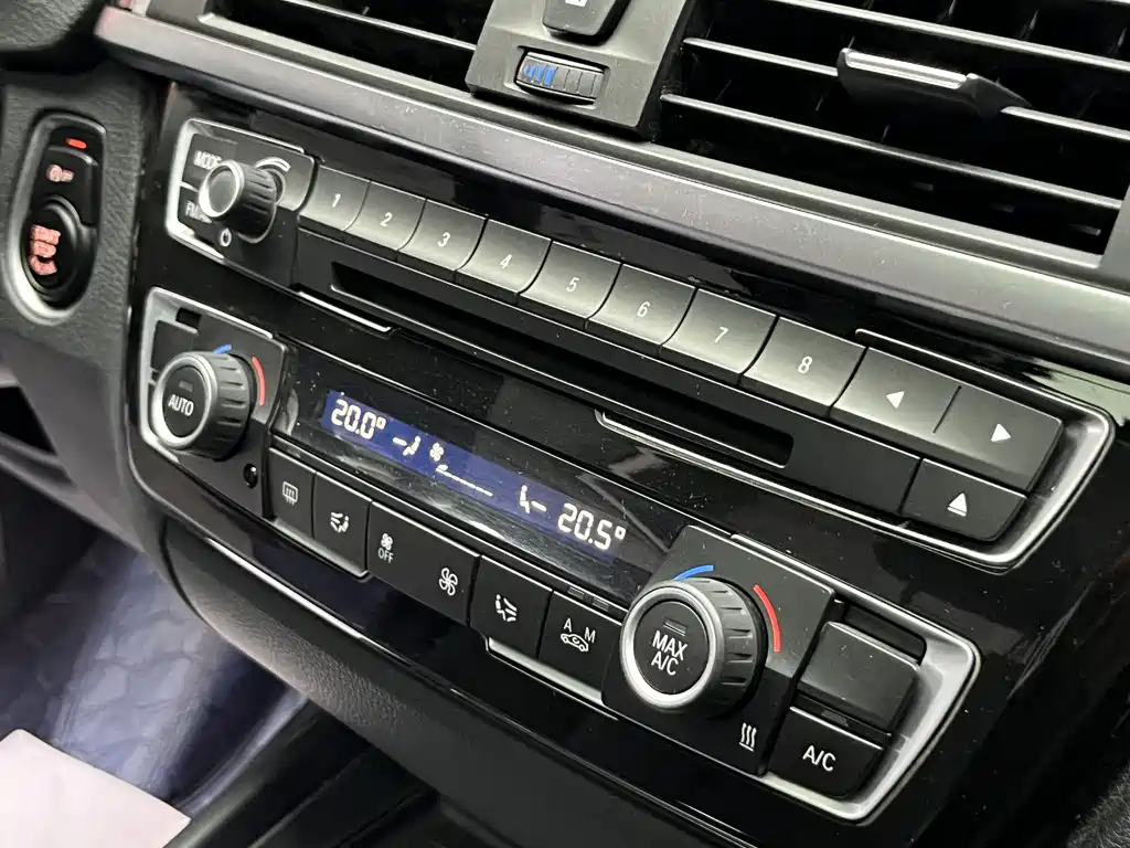 BMW 3 Series 2017 — фото 16