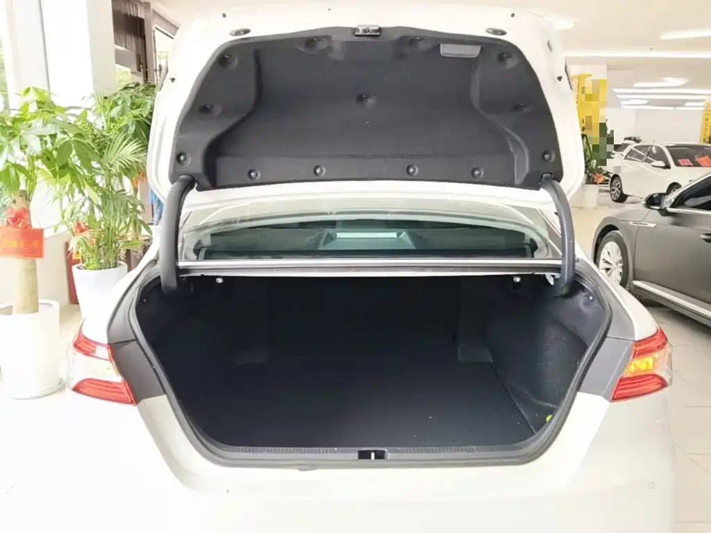 Toyota Camry 2023 — фото 19