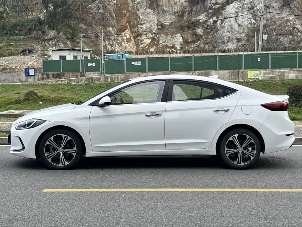 Hyundai Elantra 2019 — фото 7