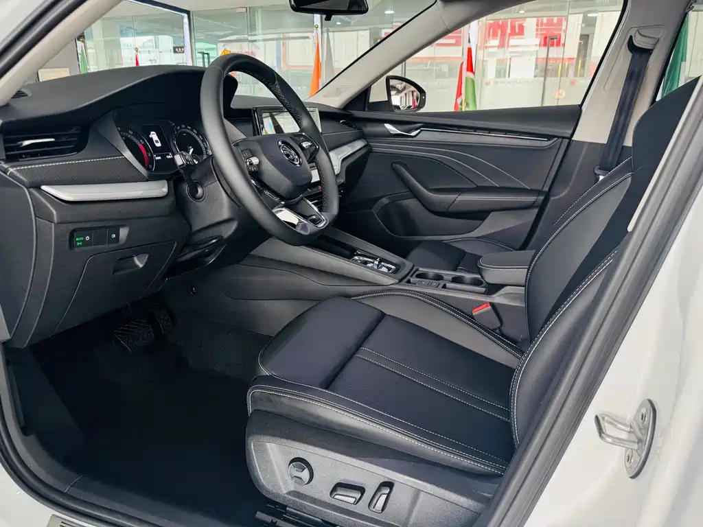 Skoda Octavia 2023 — фото 7