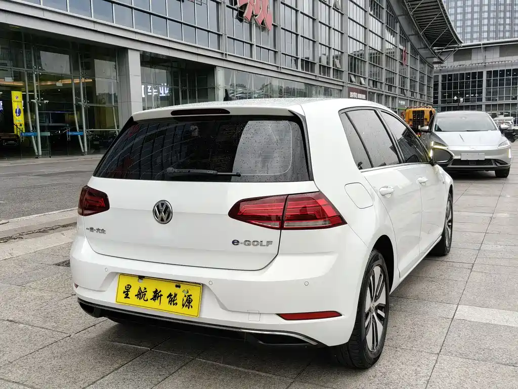 Volkswagen Golf EV 2021 — фото 5