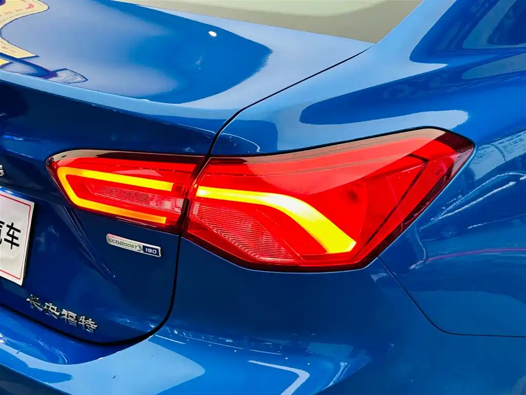 Ford Focus 2019 — фото 12