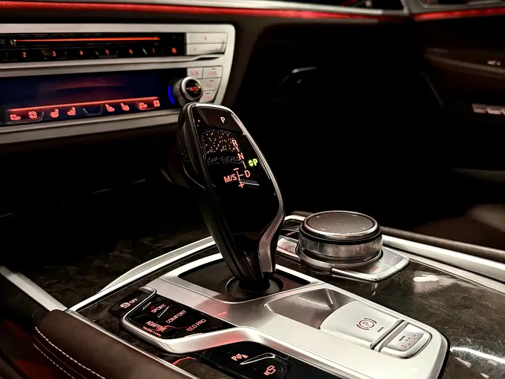 BMW 7 Series 2018 — фото 16