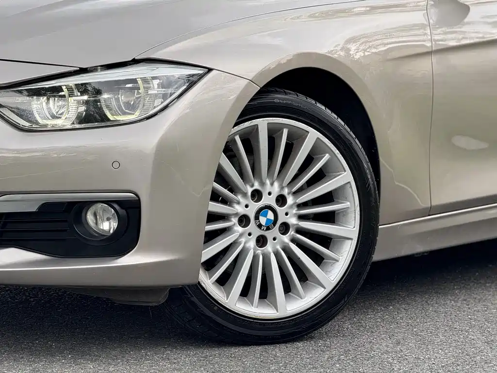 BMW 3 Series 2018 — фото 16