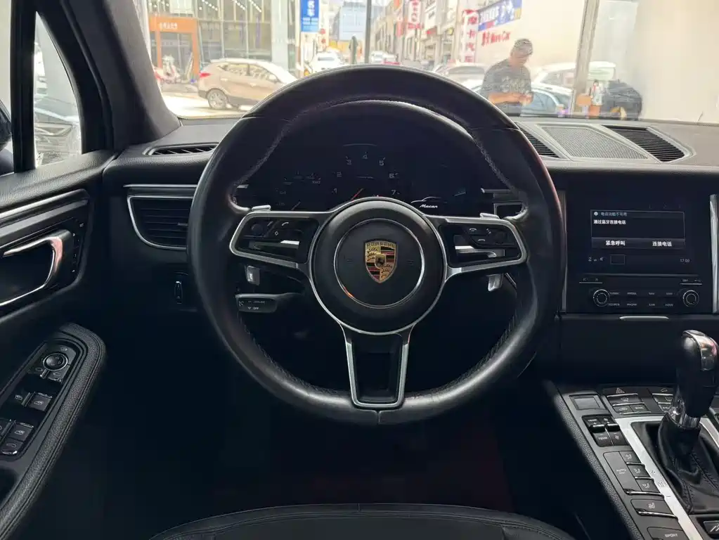 Porsche Macan 2017 — фото 11