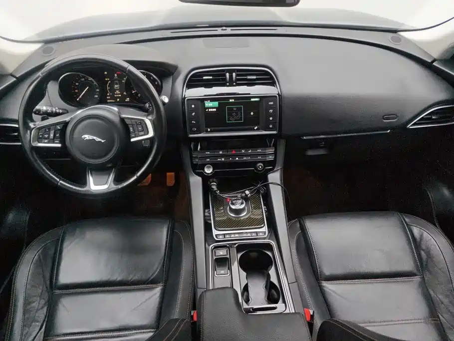 Jaguar F-PACE 2017 — фото 12