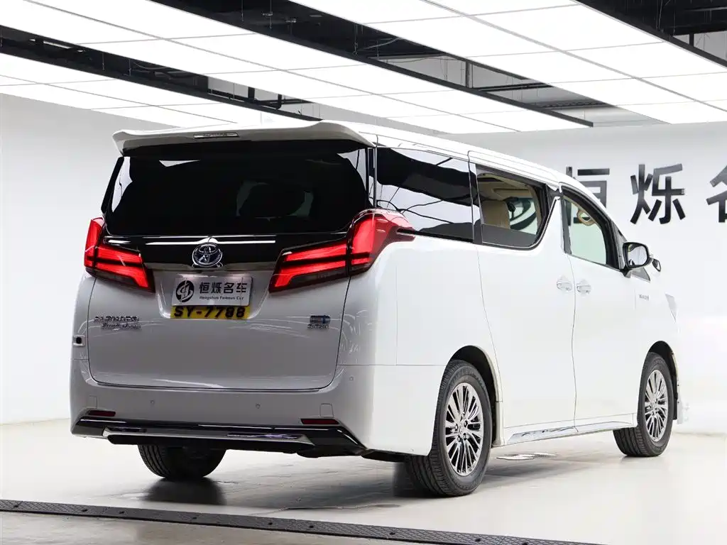 Toyota Alphard 2023 — фото 29