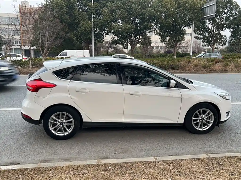 Ford Focus 2017 — фото 18