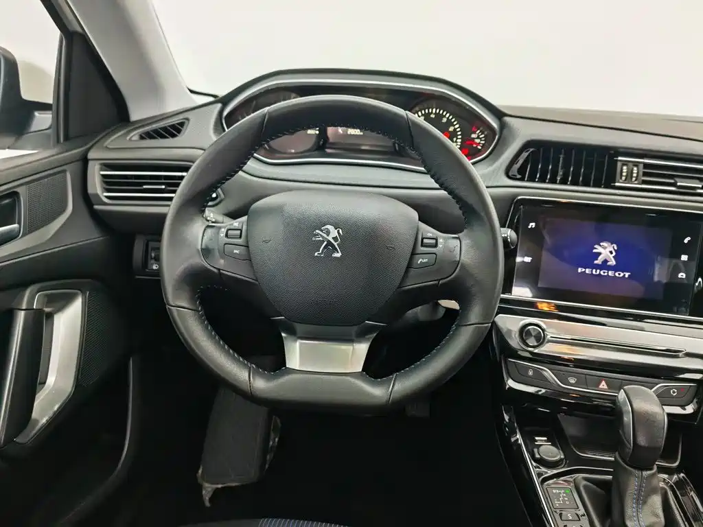 Peugeot 308 2018 — фото 11