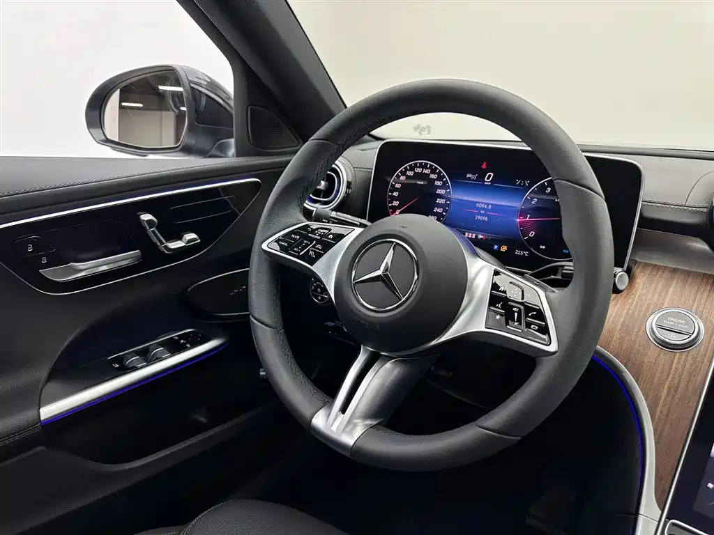 Mercedes-Benz C-Class 2024 — фото 9