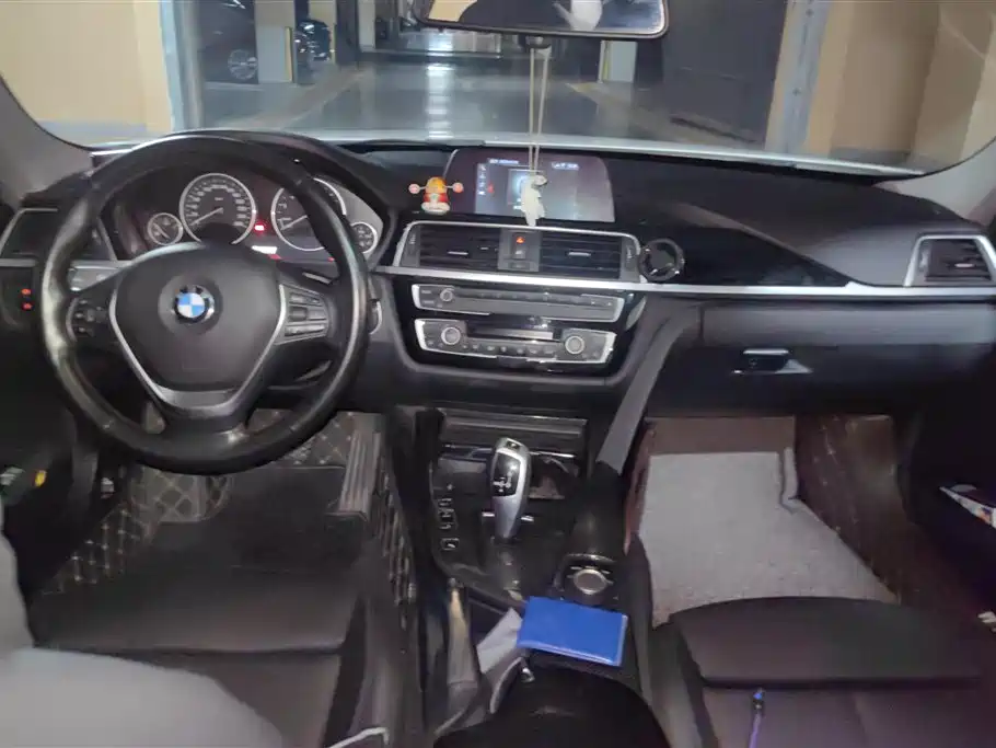 BMW 3 Series 2018 — фото 11