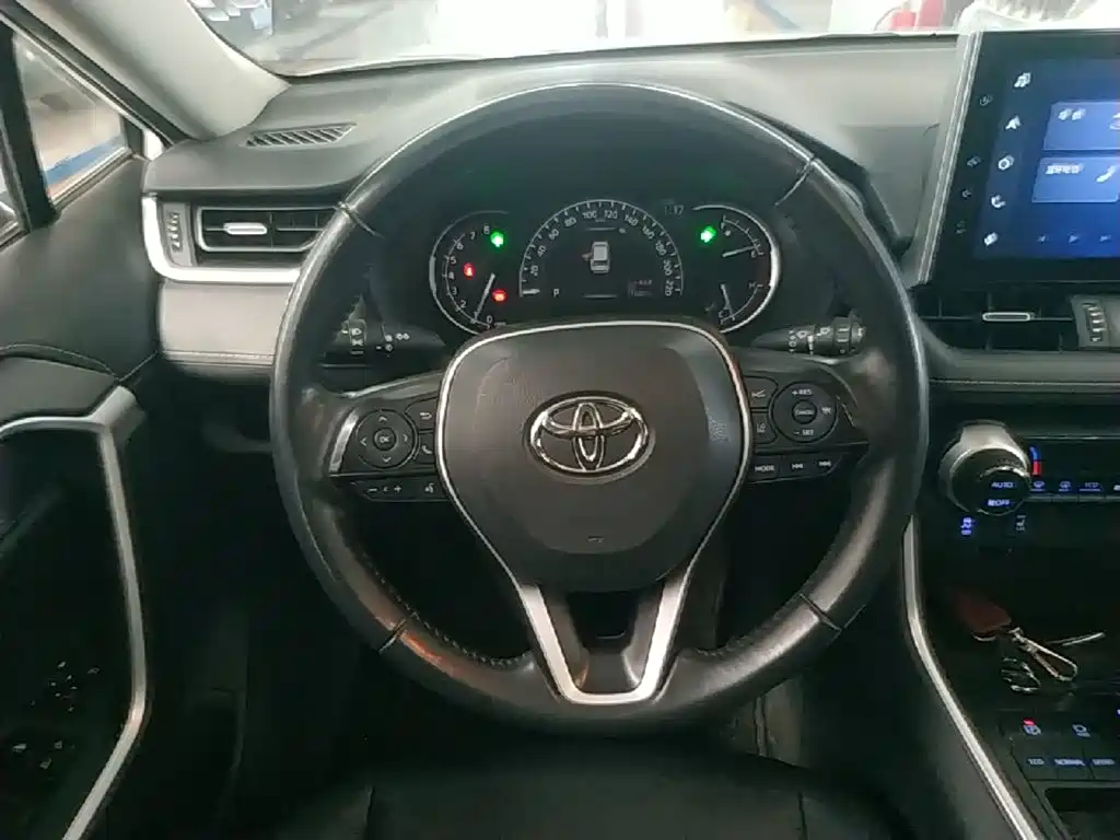 Toyota RAV4 2022 — фото 11