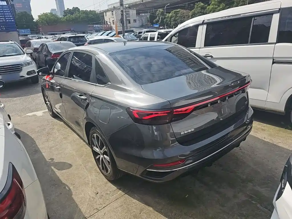 Geely Emgrand 2022