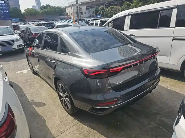 Geely Emgrand 2022