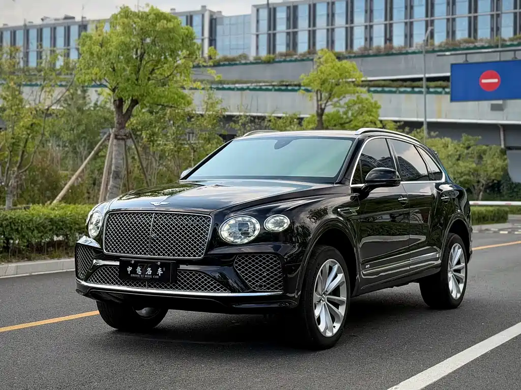 Bentley Bentayga 2021 — фото 1