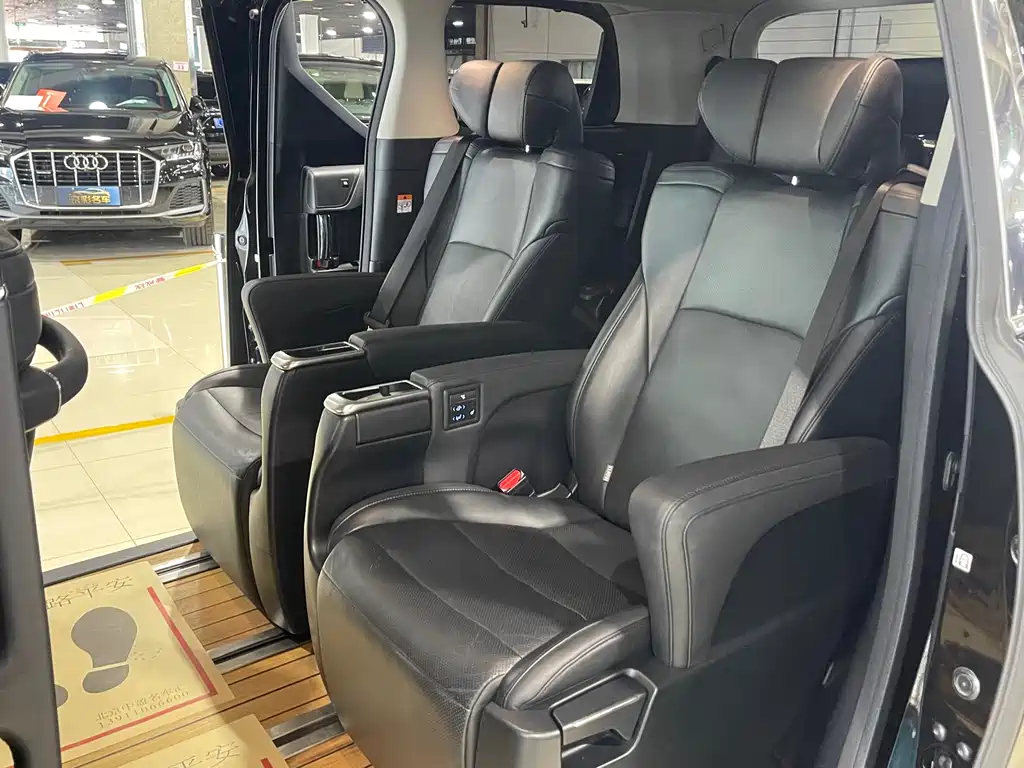 Toyota Vellfire 2023 — фото 11
