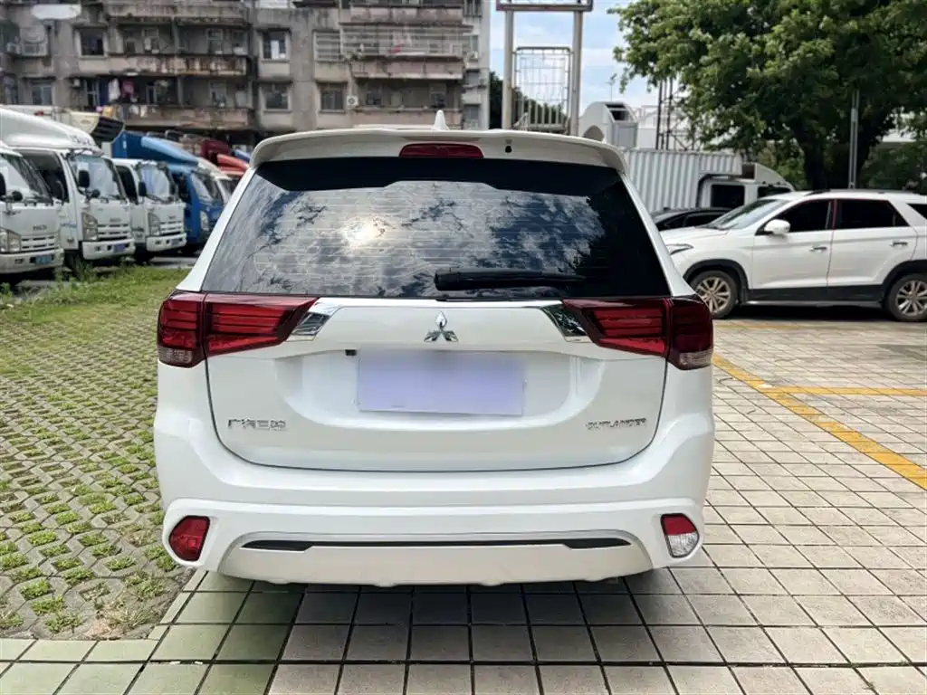 Mitsubishi Outlander 2021 — фото 12