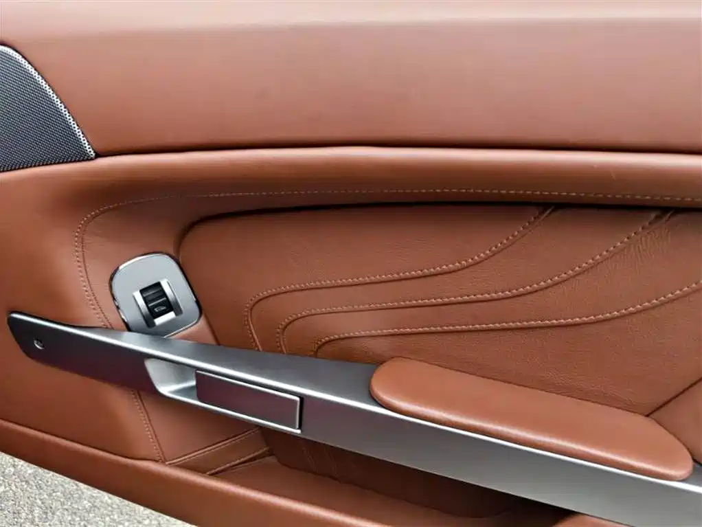 Aston Martin V8 Vantage 2012 — фото 10