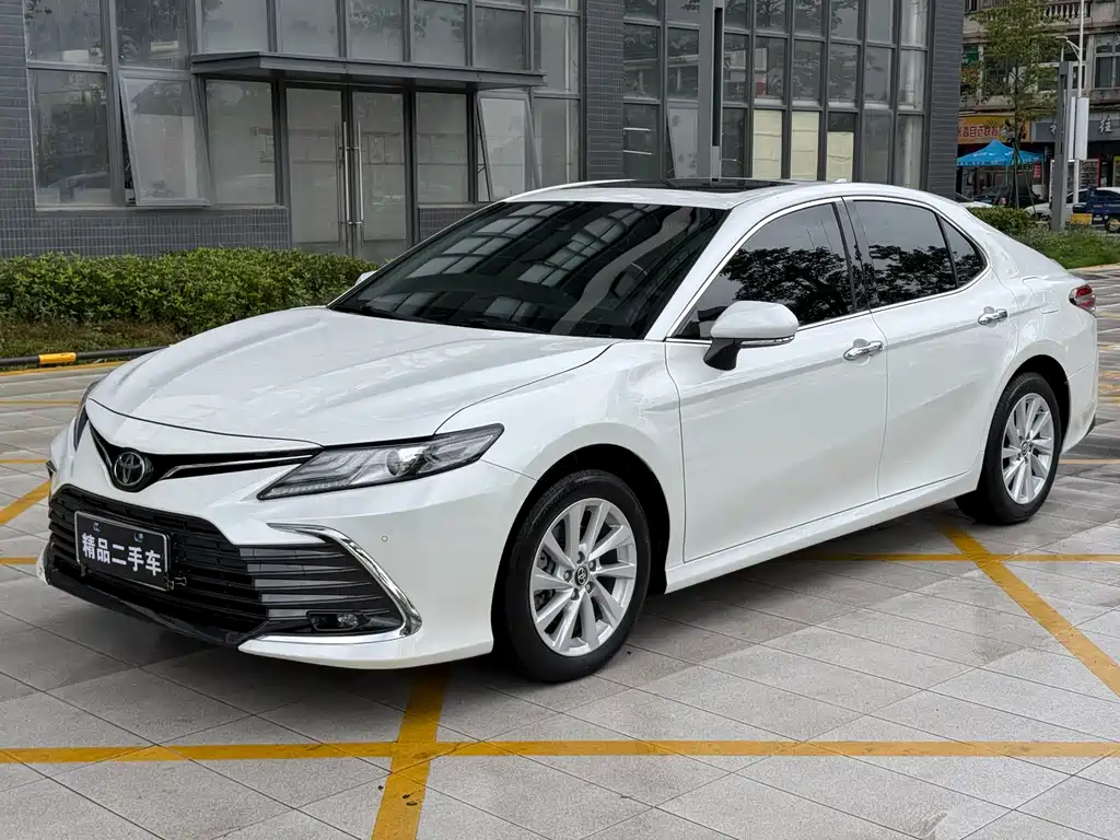 Toyota Camry 2023 — фото 1