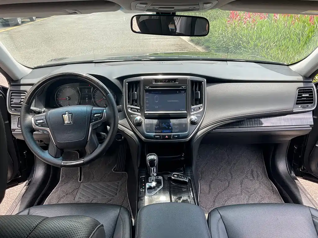 Toyota Crown 2016 — фото 10