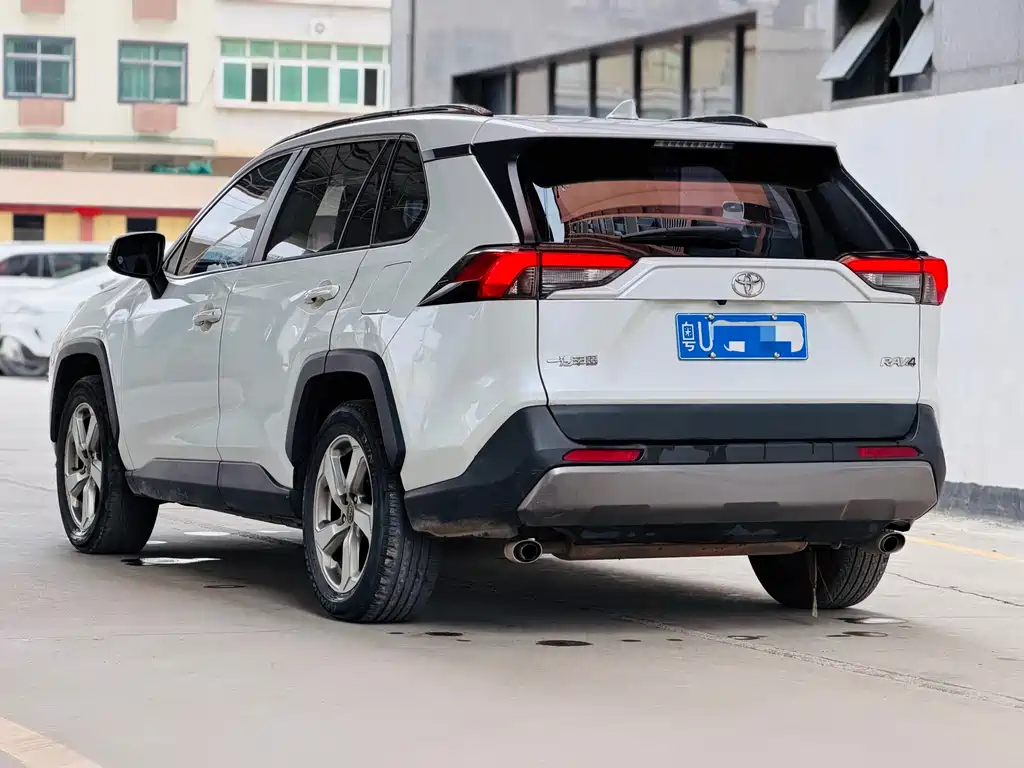 Toyota RAV4 2022 — фото 15