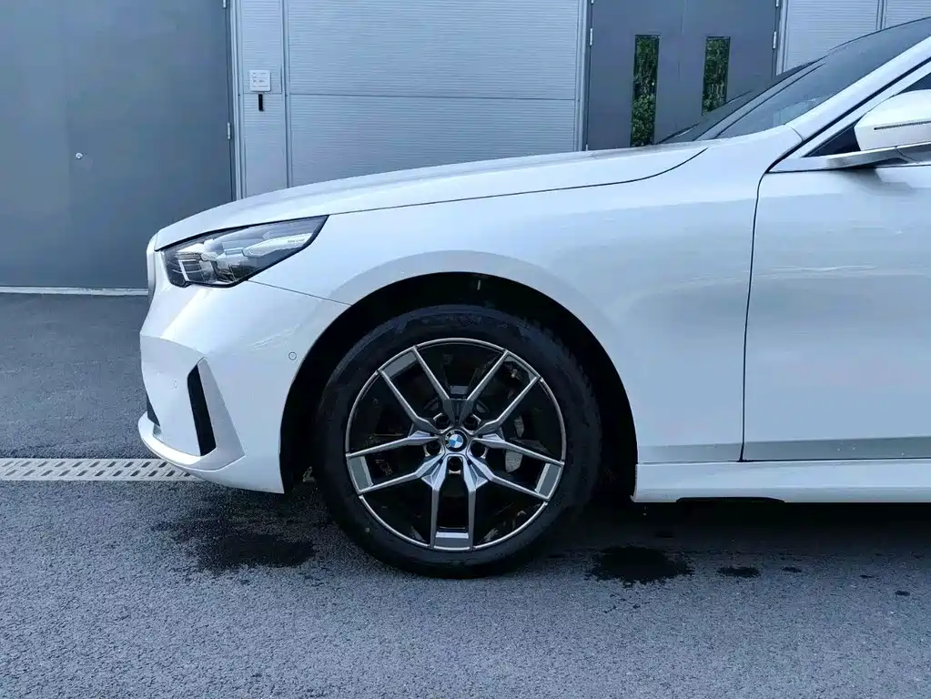 BMW 5 Series 2025