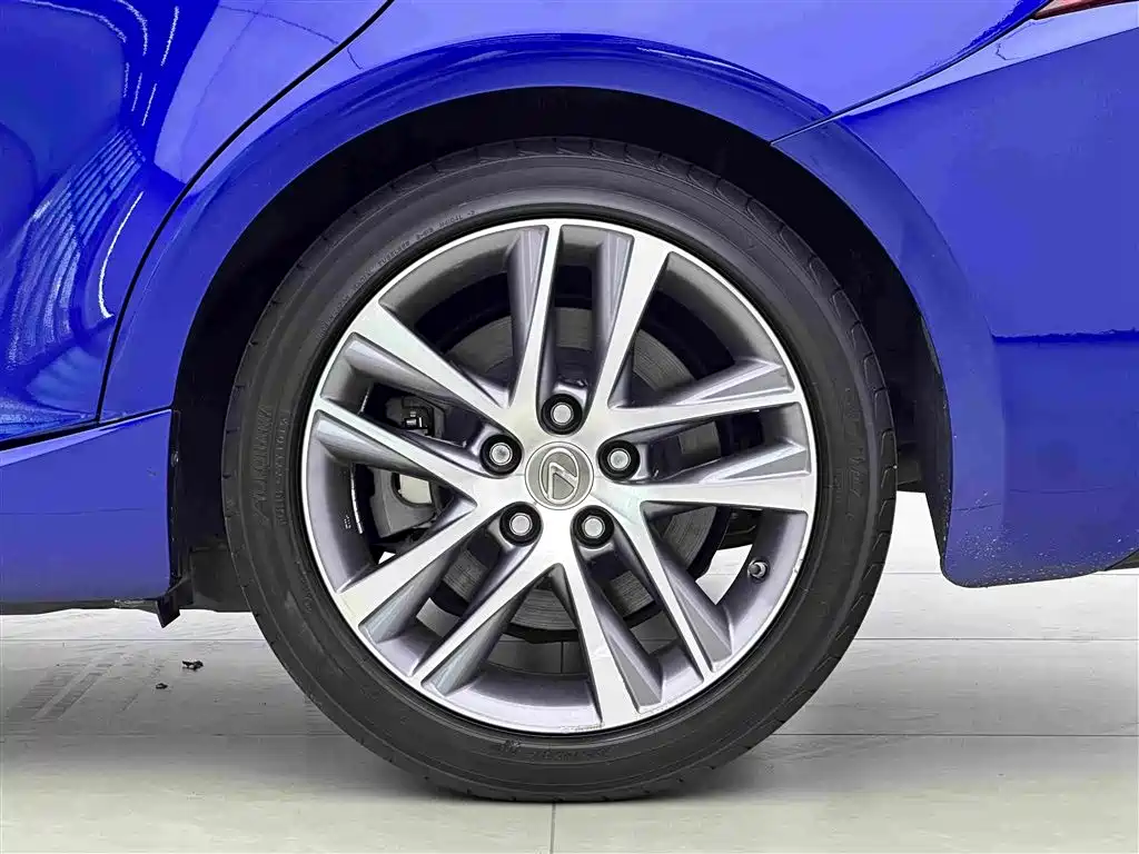 Lexus IS 2019 — фото 17