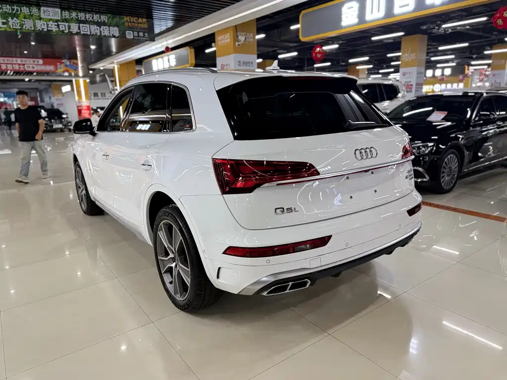 Audi Q5L 2023 — фото 13