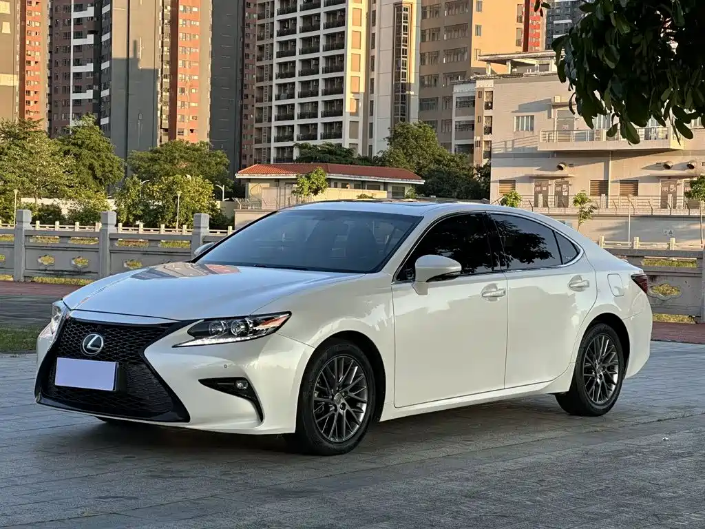 Lexus ES 2017 — фото 1