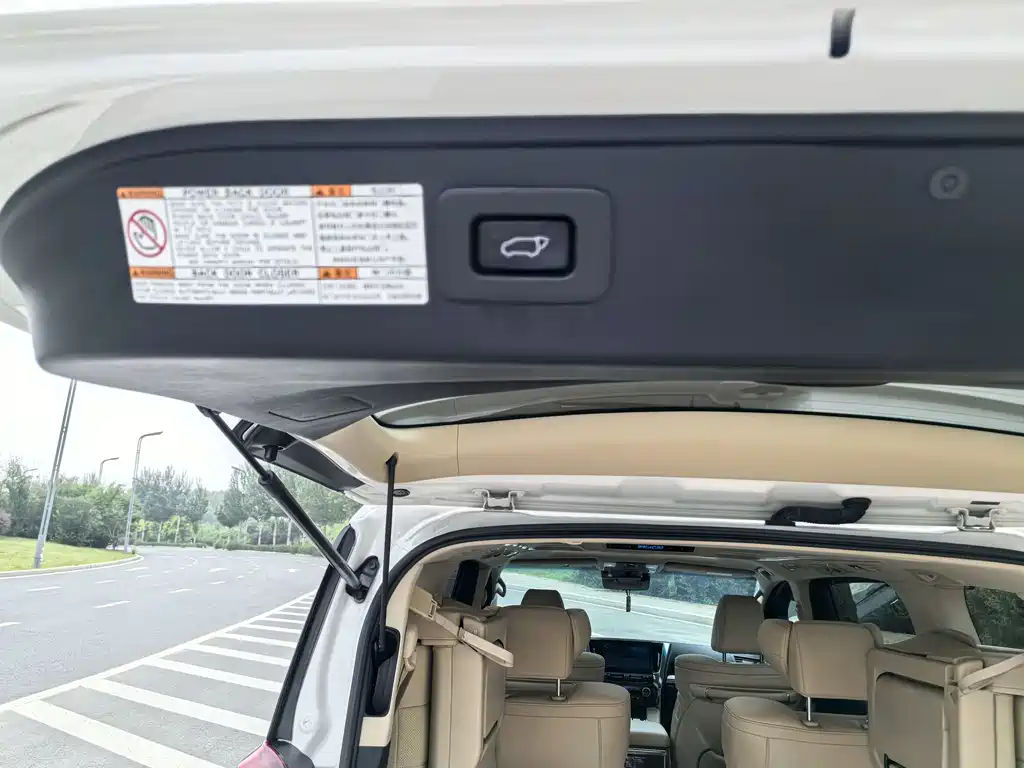 Toyota Alphard 2020 — фото 18