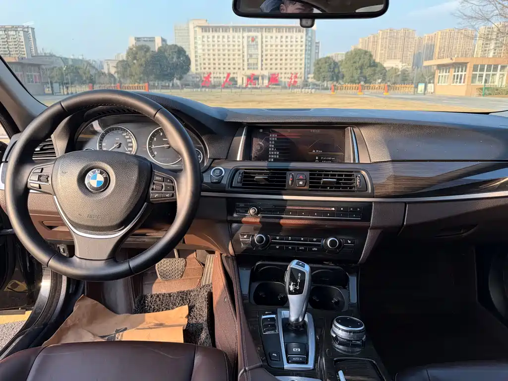 BMW 5 Series 2015 — фото 13