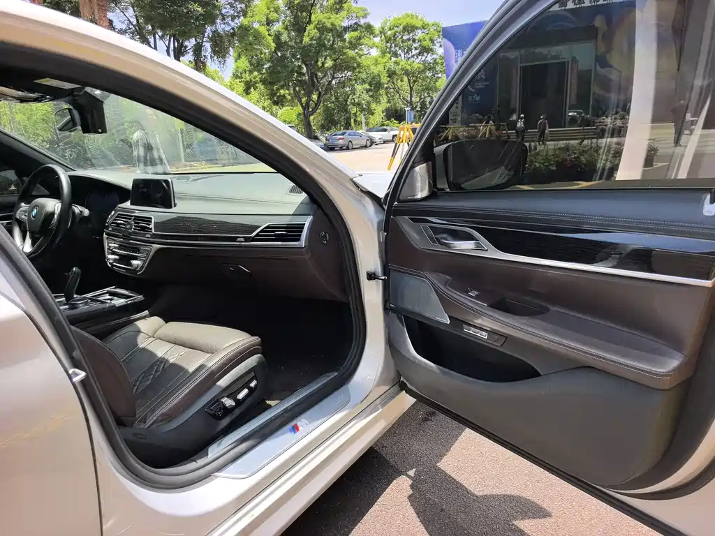 BMW 7 Series 2017 — фото 11