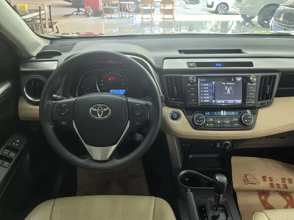 Toyota RAV4 2017 — фото 16