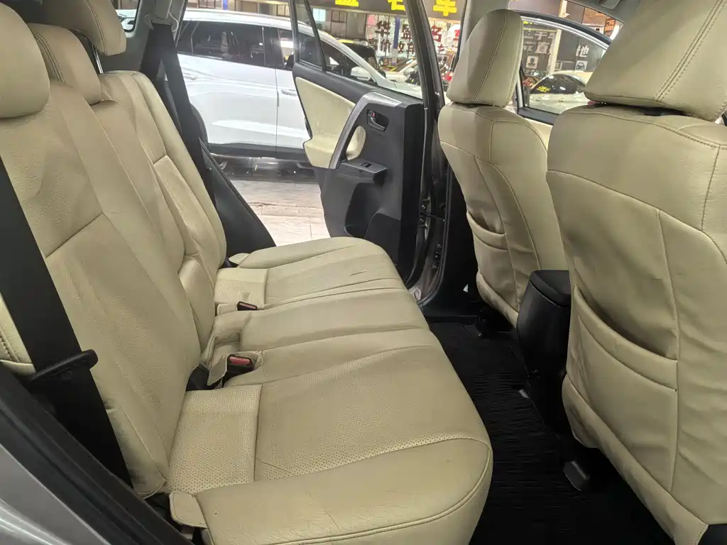 Toyota RAV4 2017 — фото 13