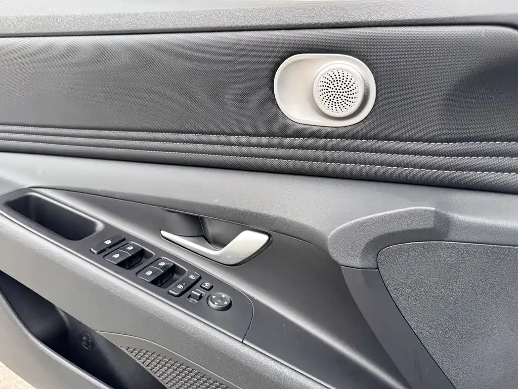 Hyundai Elantra 2023 — фото 14