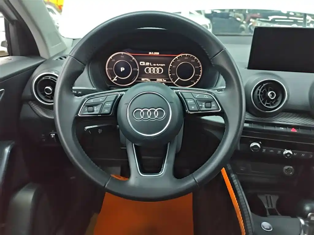 Audi Q2L e-tron 2020 — фото 11