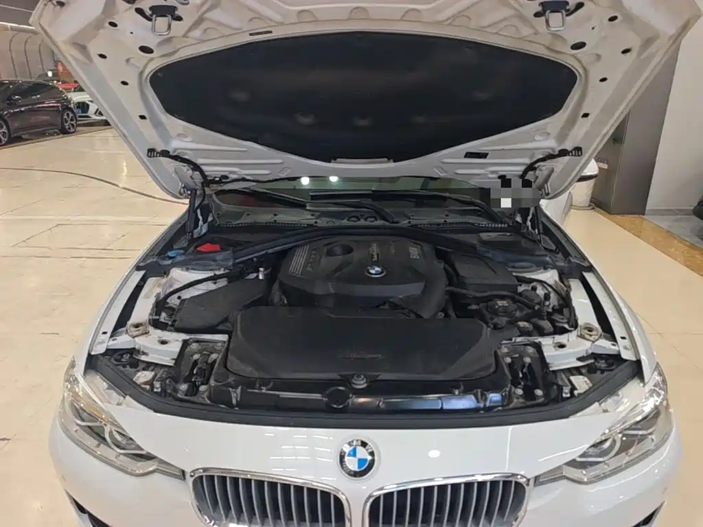 BMW 3 Series 2018 — фото 20