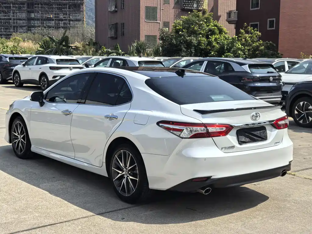 Toyota Camry 2022 — фото 4