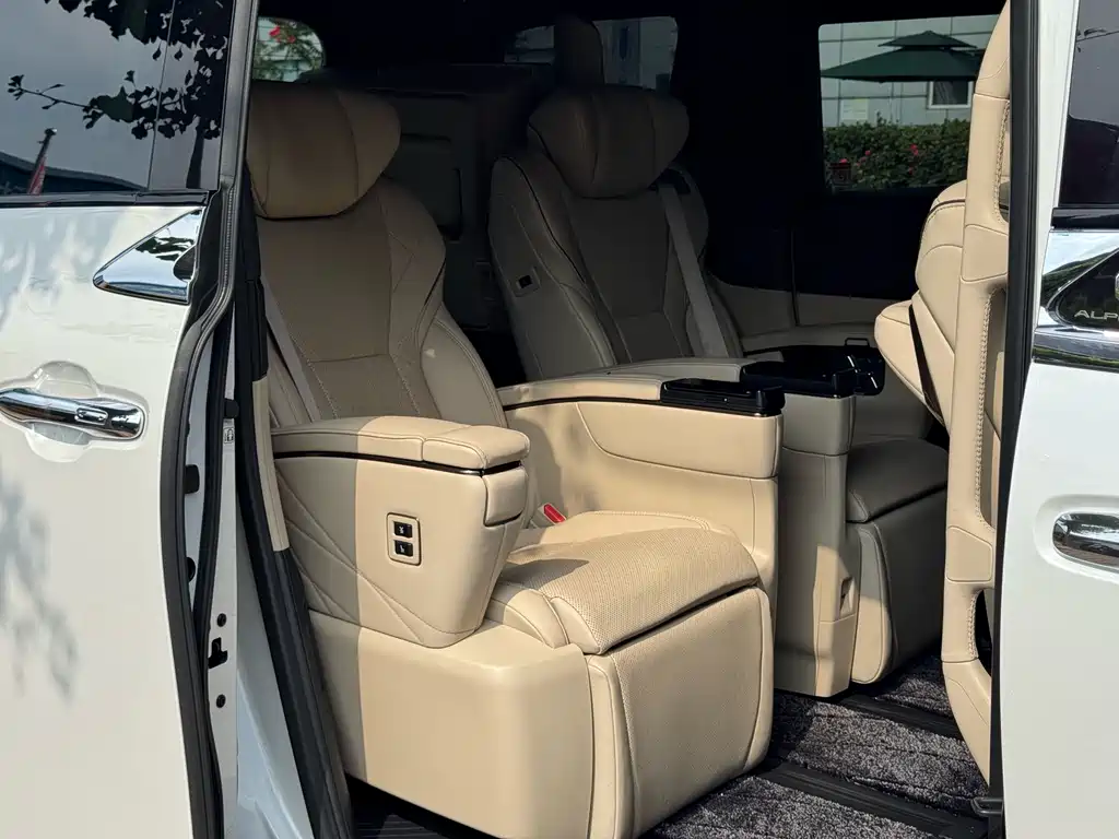 Toyota Alphard 2024 — фото 19
