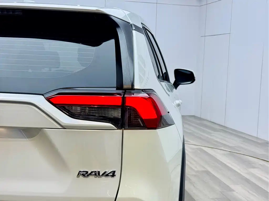 Toyota RAV4 2022 — фото 28
