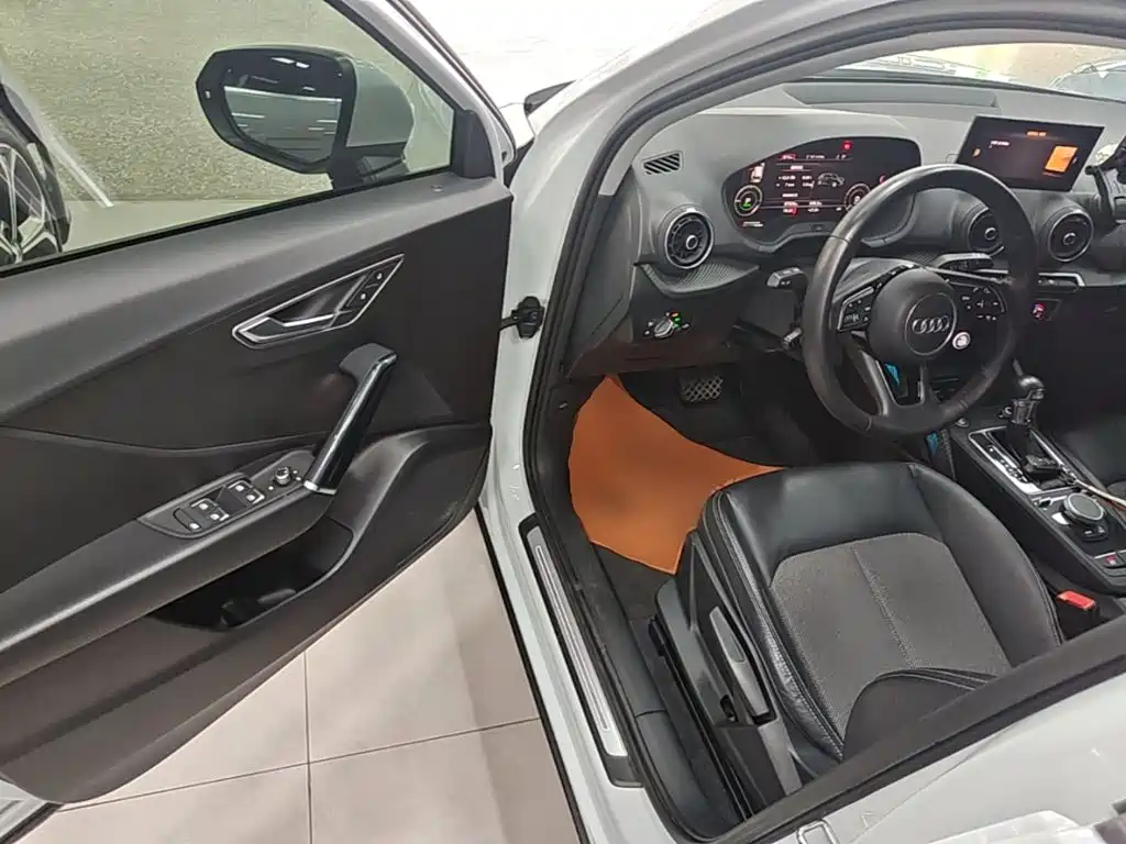 Audi Q2L E-Tron 2021 — фото 16