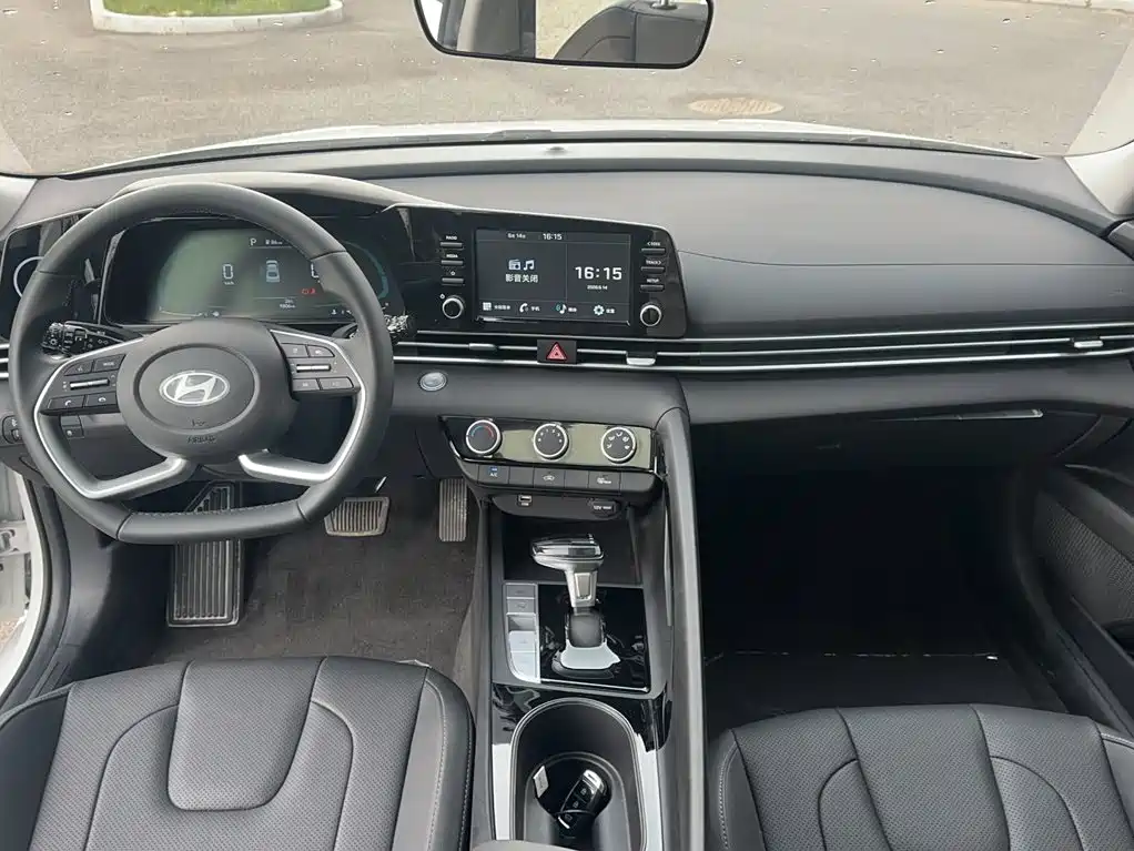 Hyundai Elantra 2025 — фото 13
